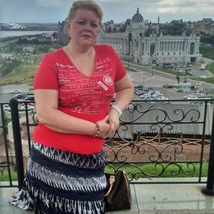Девушки в Ижевске: Елена, 49 - ищет парня из Ижевска
