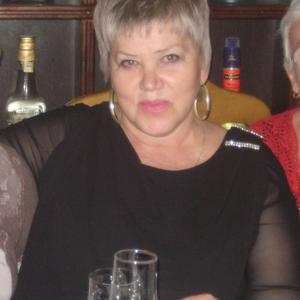 Девушки в Челябинске: Лора, 75 - ищет парня из Челябинска